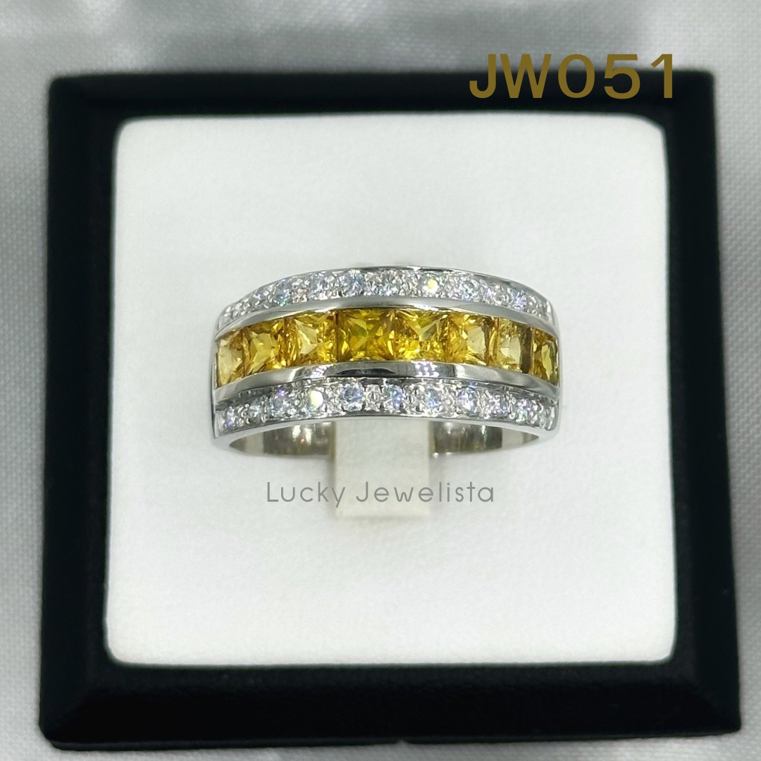 แหวนพลอยบุษราคัม Yellow Sapphire ทรงสี่เหลี่ยม princess cut