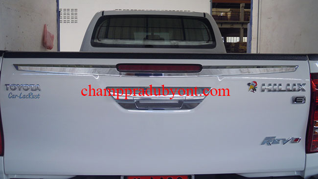 คิ้วฝาท้ายโครเมี่ยม TOYOTA REVO 15-16