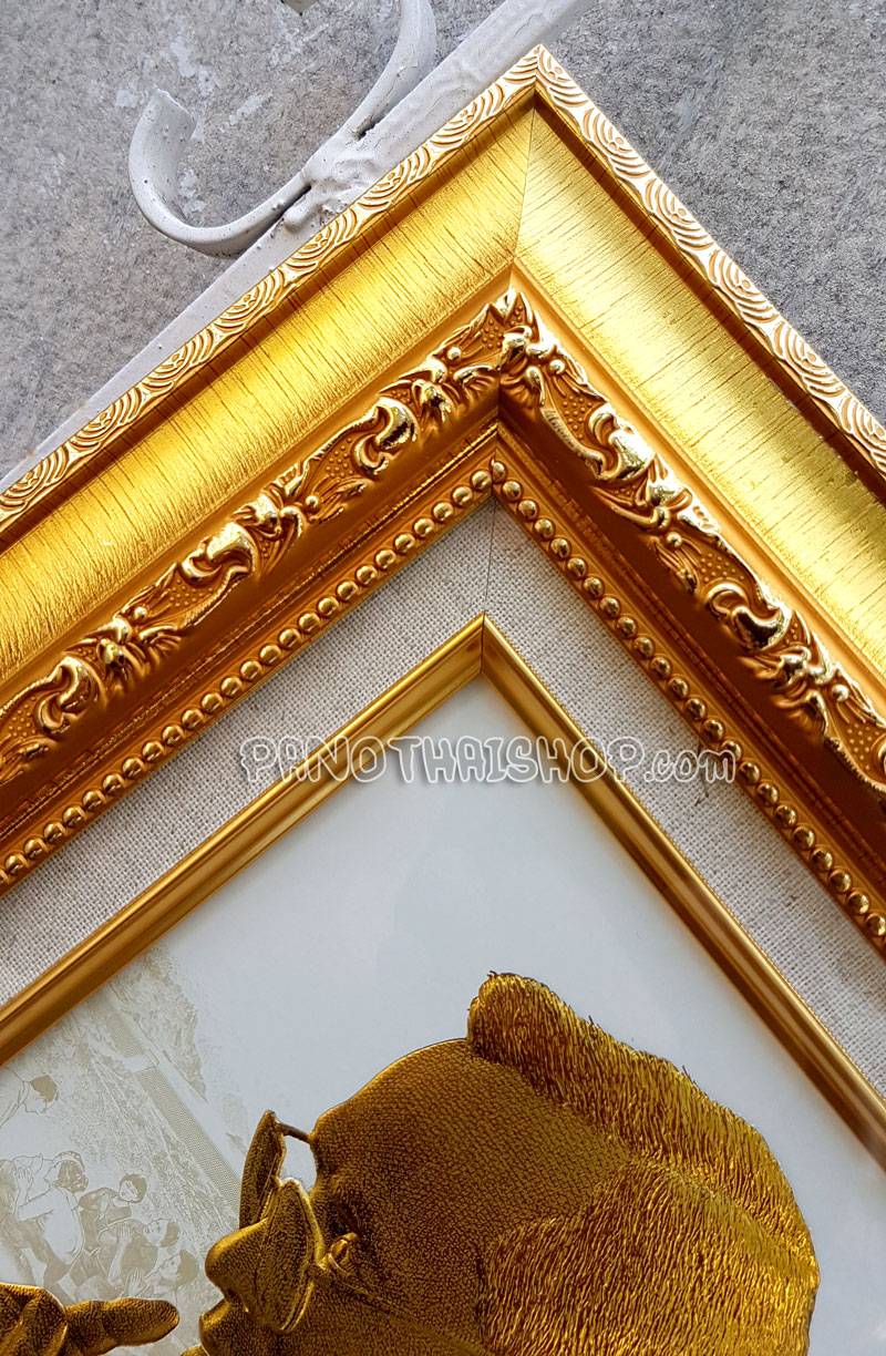 กรอบรูปในหลวงพิมพ์นูน 3 มิติเคลือบทอง ลายทรงพระเสโท (ขนาดตั้งโต๊ะ)