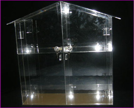 บ้านตุ๊กตา หลังใหญ่ สามารถใส่น้อง ตุ๊กตาได้หลายตัวเลยค่ะ เป็นอะครีลิคใสทั้งหลัง