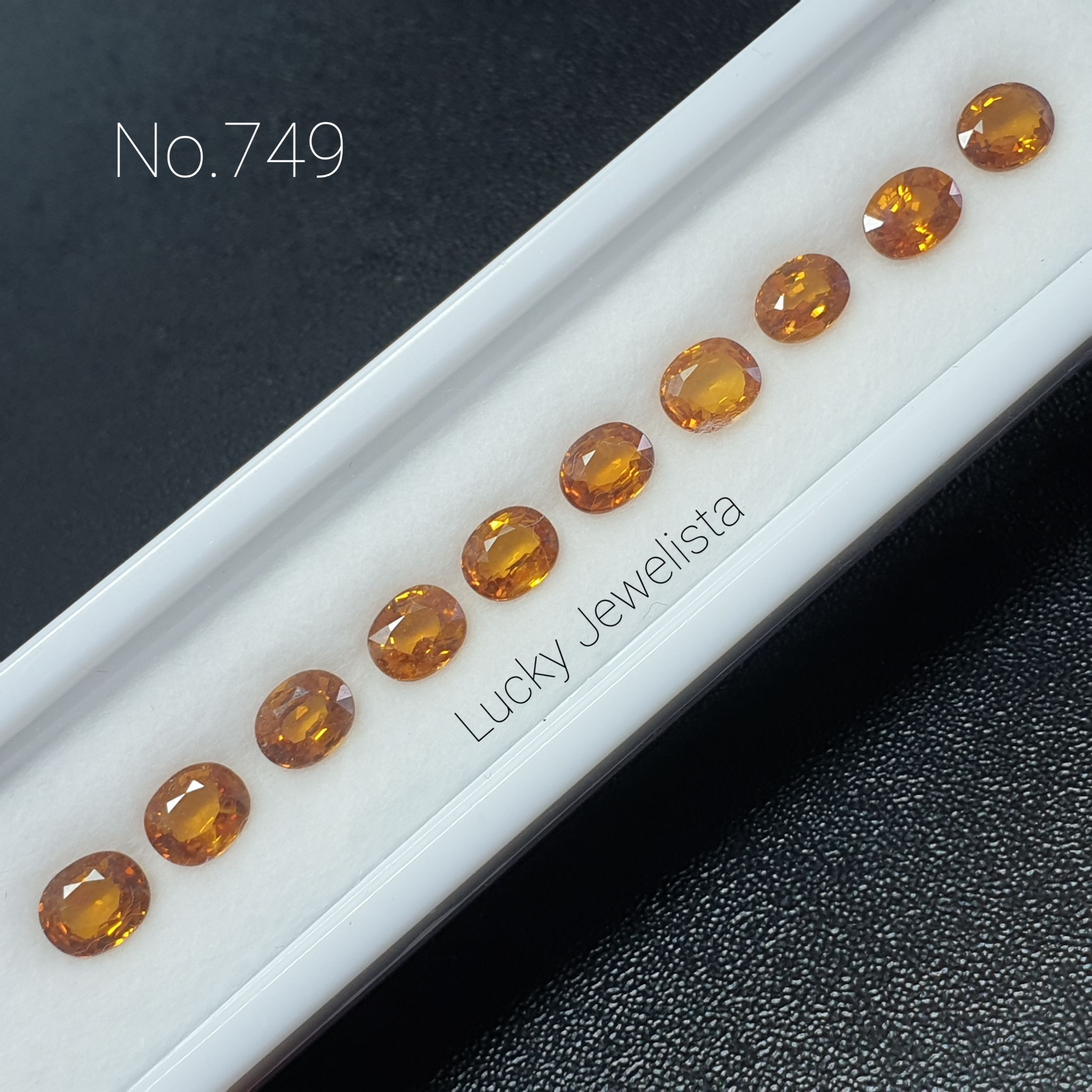 พลอยบุษราคัมบางกะจะ Yellow sapphire สีแม่โขง เซต 10 เม็ด สีน้ำทอง เฉลี่ย 5x6 มิล ทรงไข่กึ่งคุชชั่น