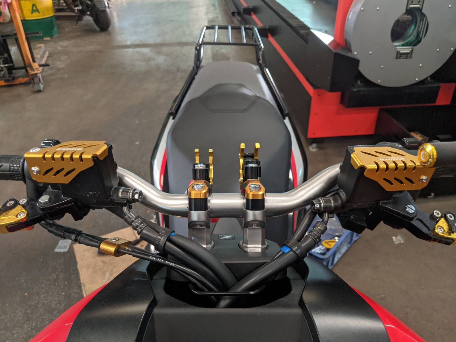 การ์ดปั้มบน L-R REVOLUTION ADV150 คู่ละ750