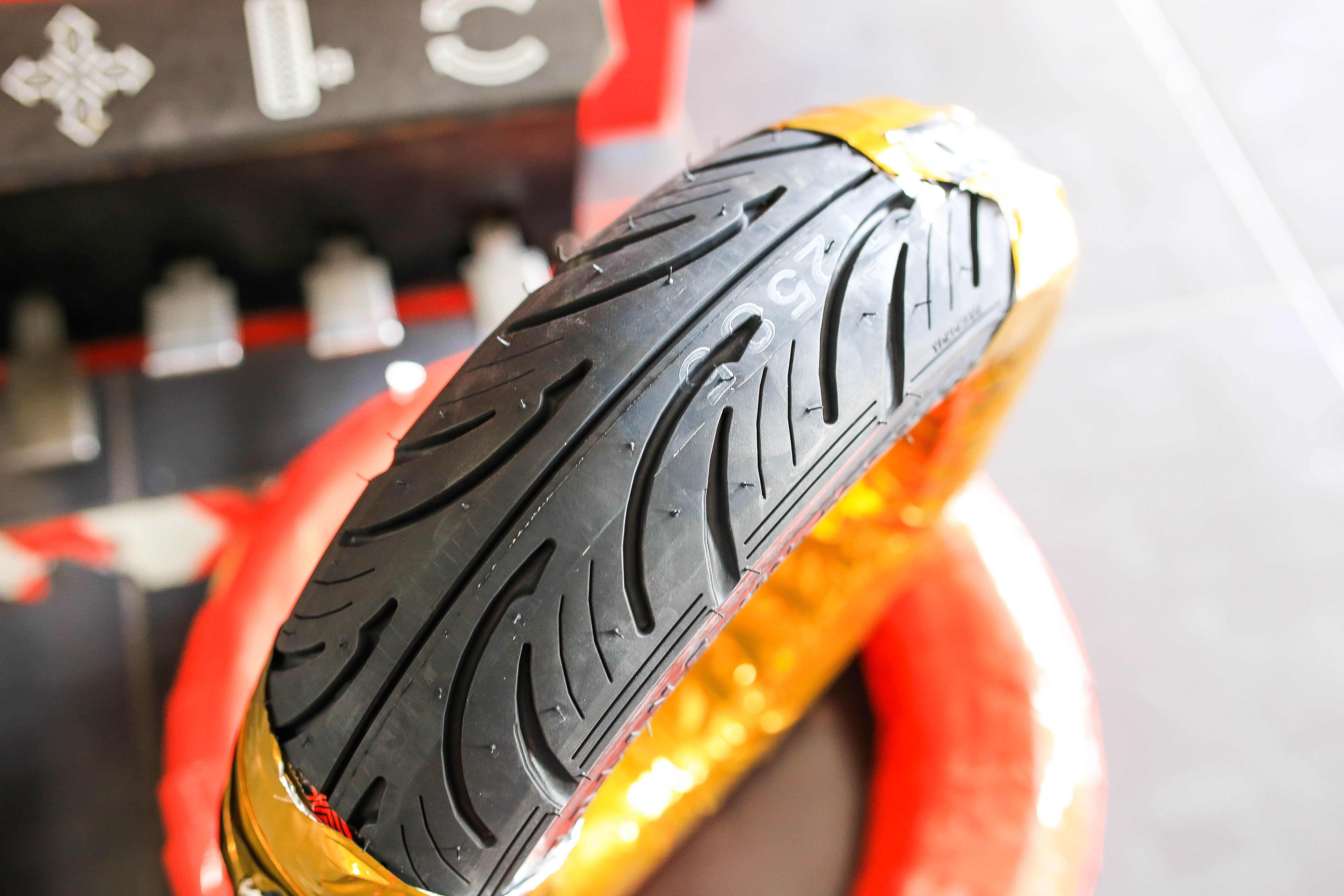 ยางYokohama ขอบ10-12 มาตราฐานญี่ปุ่น หน้า 120/70-12 หลัง100/90-10 HONDA LEAD 125 ใช้สำหรับรถจักรยานต์ยนต์