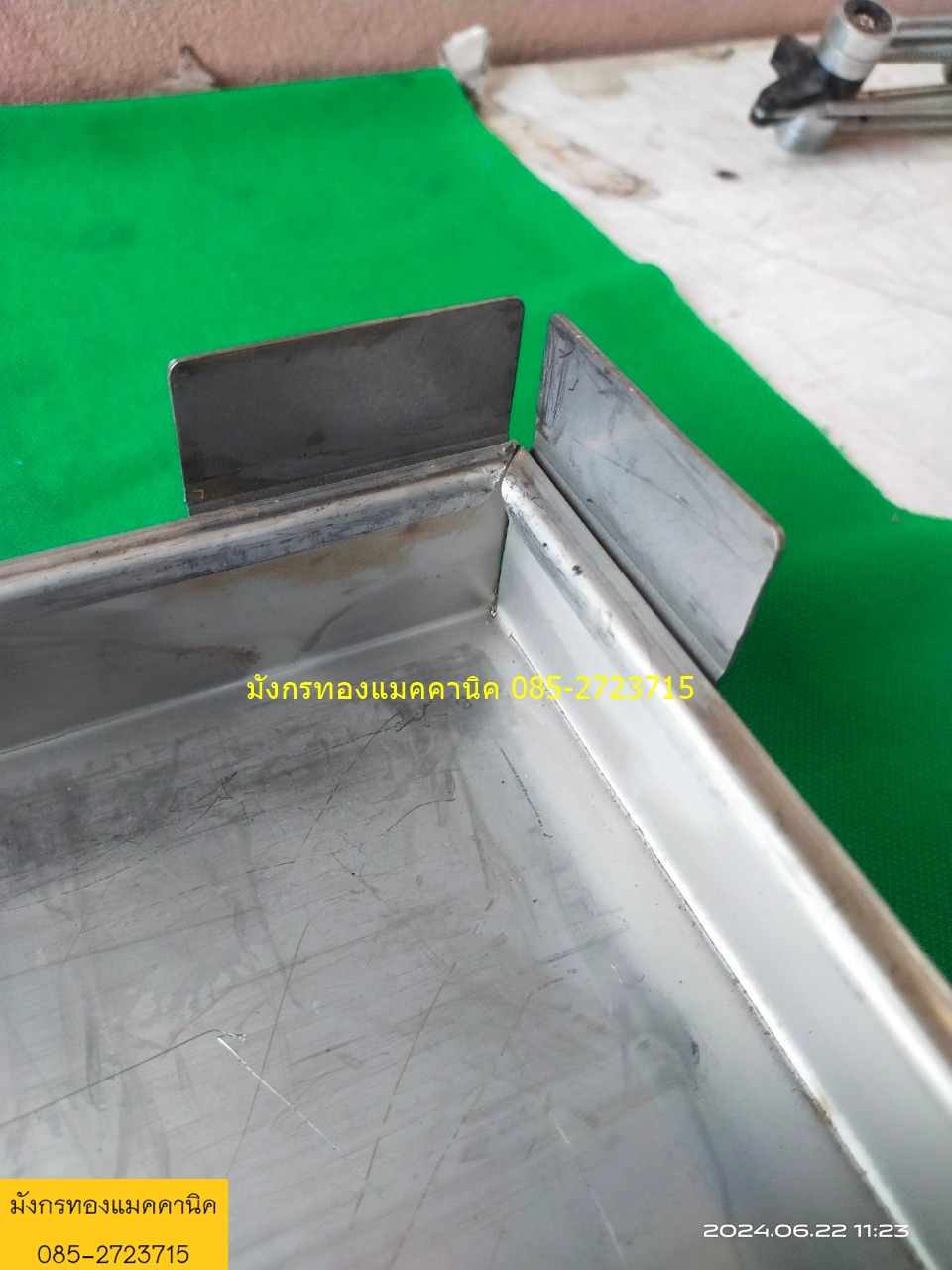 ถาดสแตนเลสแบบหนา ขนาด 45x84 ซม.ขอบข้างสูง 3.5 ซม. มีกั้นมุมเพื่อวางถาดซ้อนกันได้ ไม่มีรูเจาะ มีรอยการใช้งาน