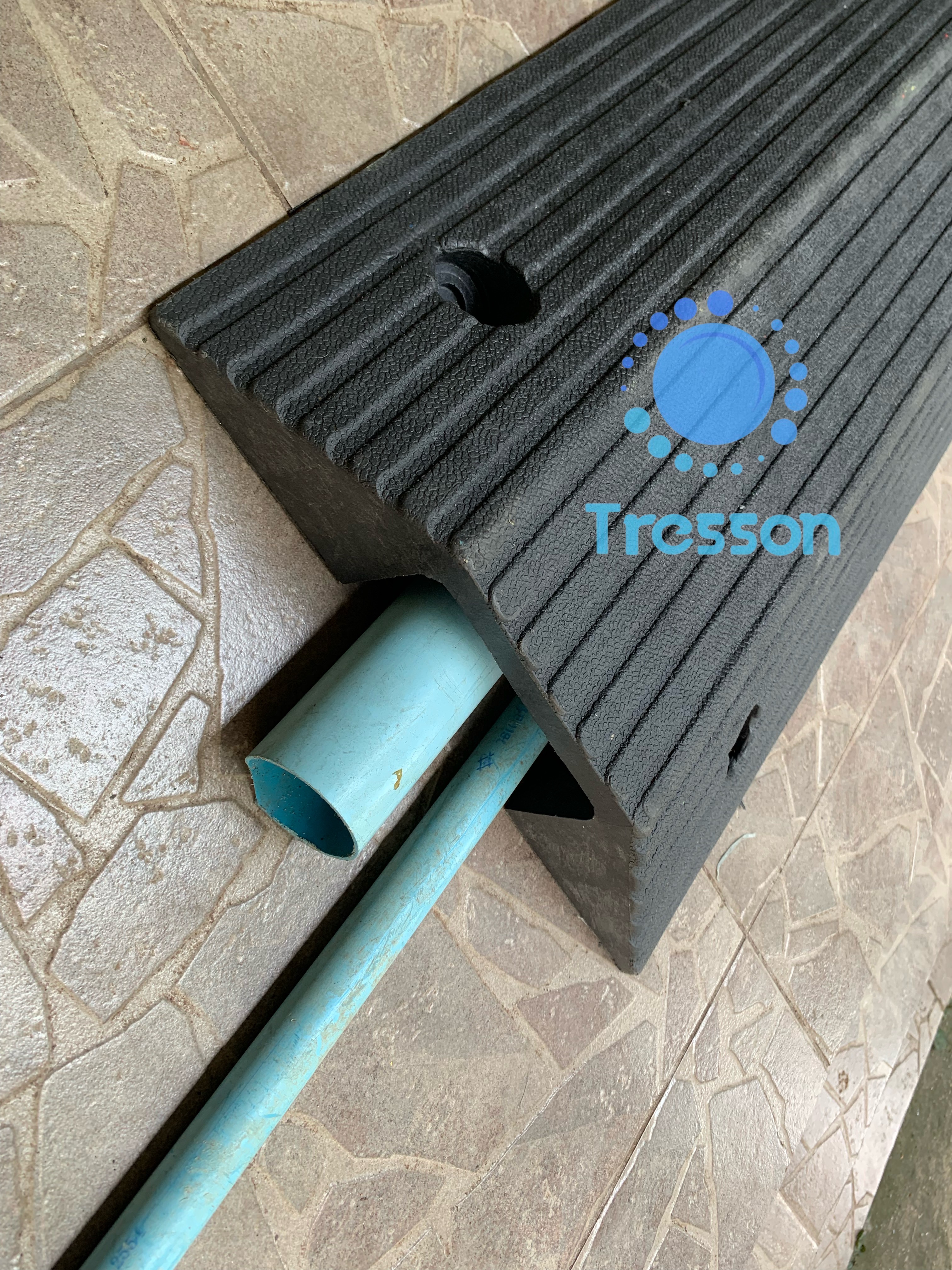 ทางลาดยางครอบท่อ ครอบสายไฟ ข้ามธรณีประตู สูง 8 ซม. กว้าง 40 ซม. ยาว 80 ซม(ด้าน) ขนาดช่อง 12x6 cm-นน.7 kg รับนน.สูงสุด700kg. Rubber Wire Cover Ramp 8x40x80 cm 13 kg