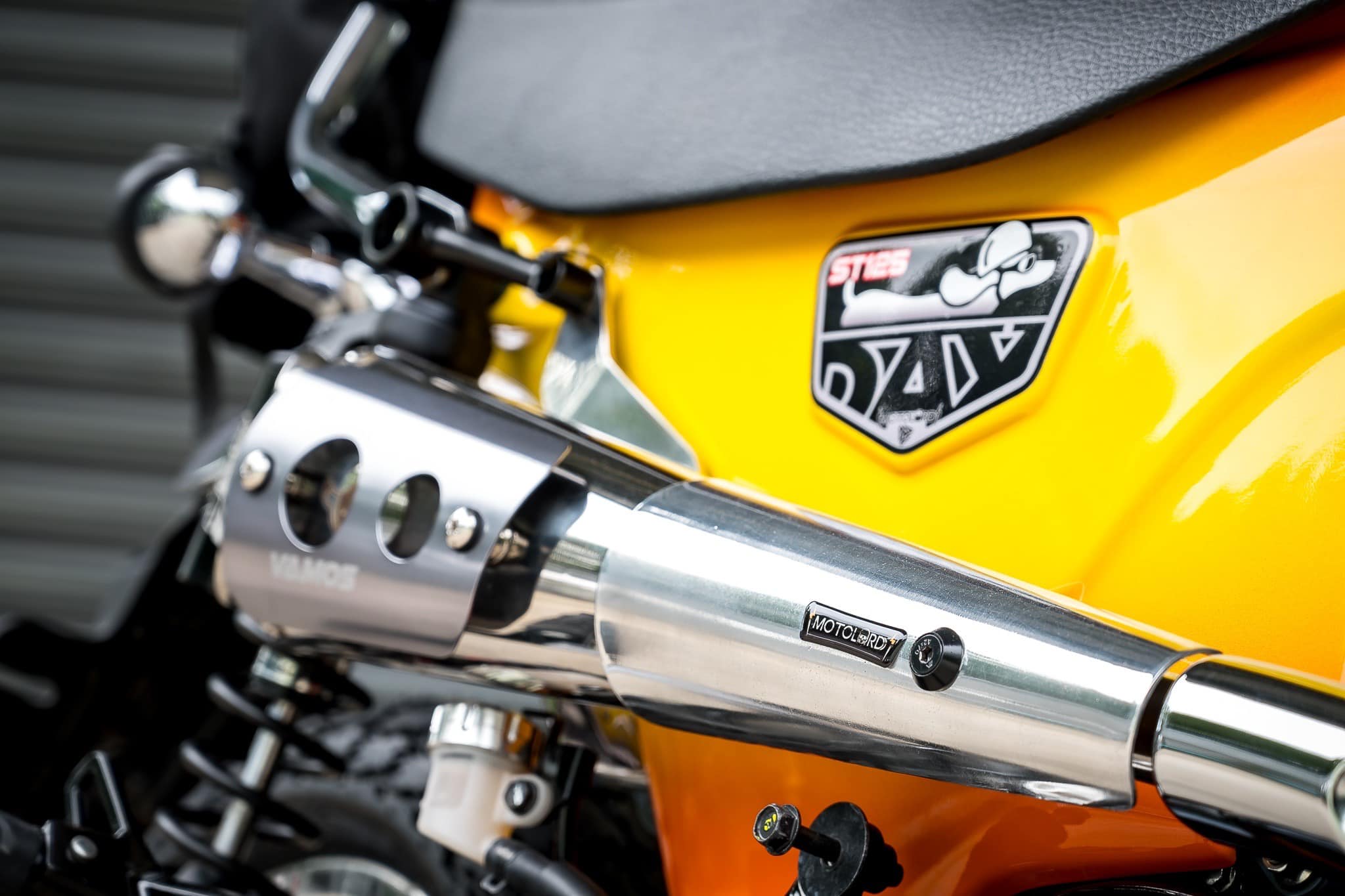 ท่อ DAX125 MotolordD x Vamos ตรงรุ่น เสียง นุ่ม ไพเราะ วัสดุน้ำหนักเบา ให้อัตตราเร่งที่ดี มาพร้อมอุปกรณ์ติดตั้งครบ ท่อมี มอก. ใช้งานได้สบายใจ ท่อ DAX125 VAMOS ราคา 8900 บาท