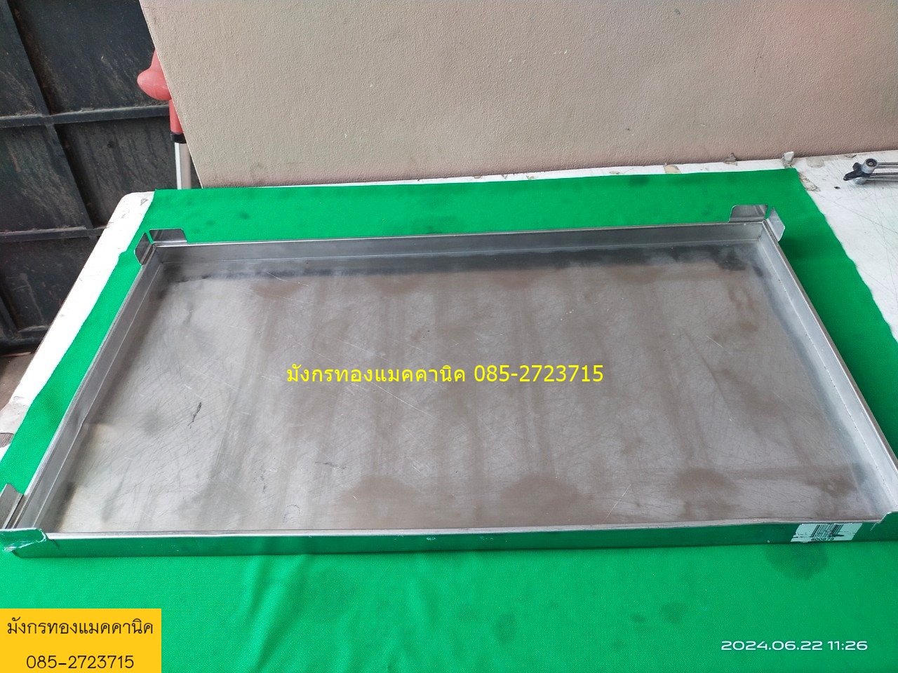 ถาดสแตนเลสแบบบาง ขนาด 45x84 ซม.ขอบข้างสูง 3.5 ซม. มีกั้นมุมเพื่อวางถาดซ้อนกันได้ ไม่มีรูเจาะ มีรอยการใช้งาน