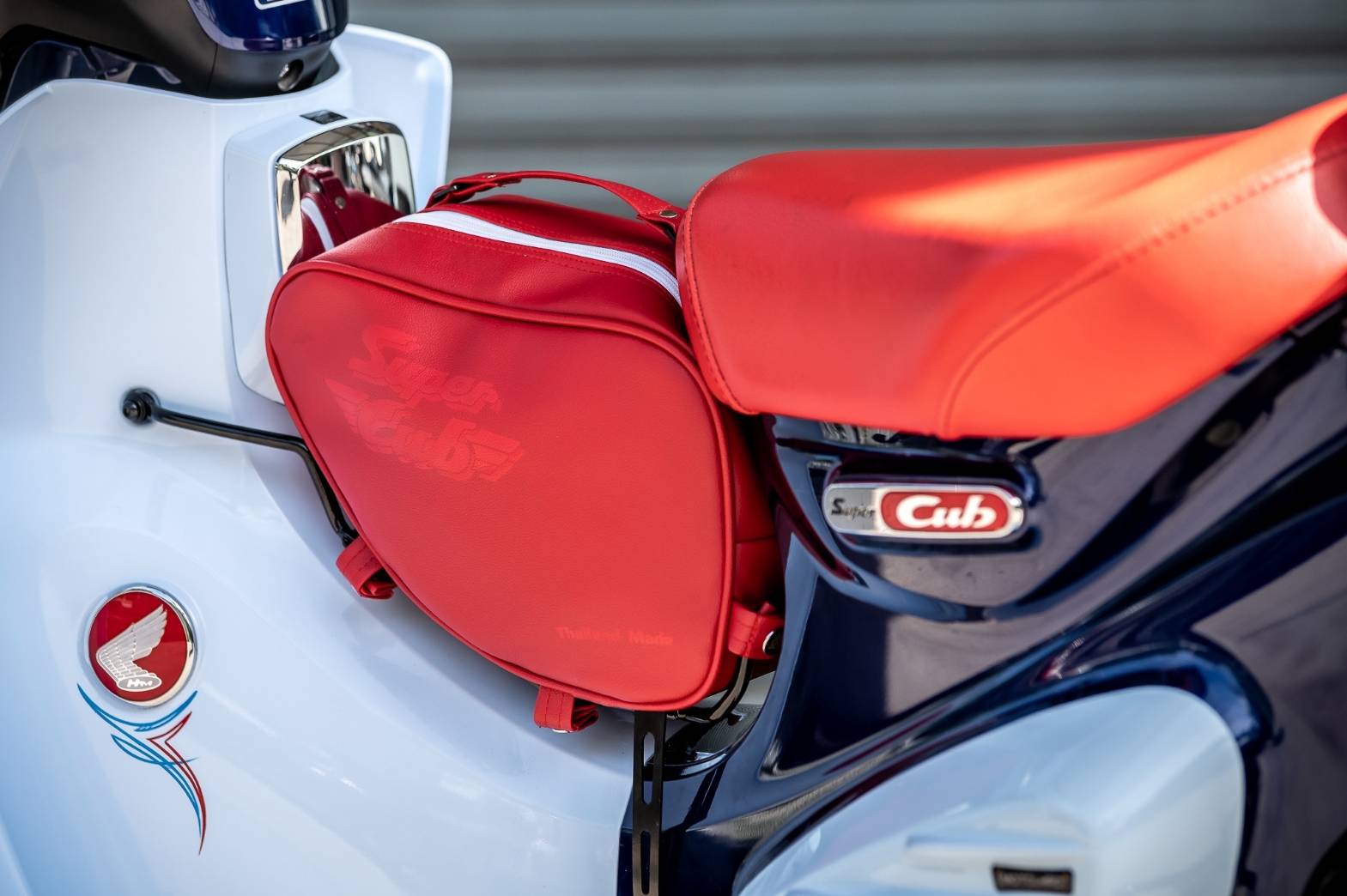 กระเป๋า C125 MotoLordD HONDA C125 ราคา 990 มีสีเทา ครีม แดง ดำ