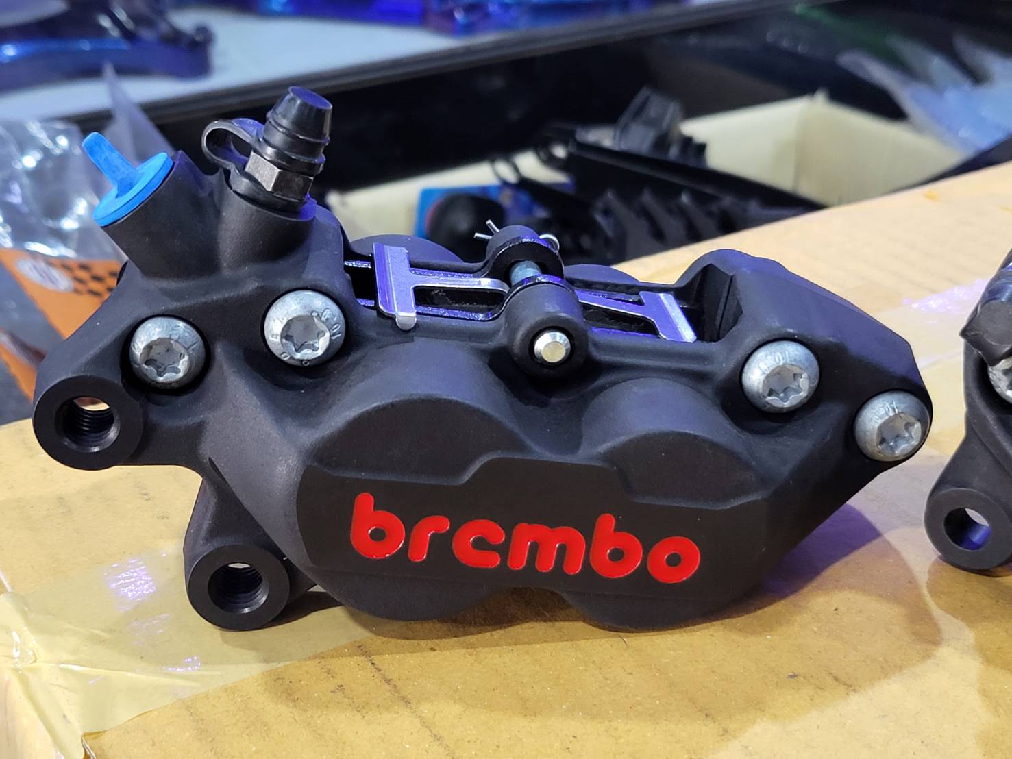 ปั้มBrembo Brake Set 4พอทหูชิด + ปักข้าง สีเทาและสีดำ (ของแท้100%)