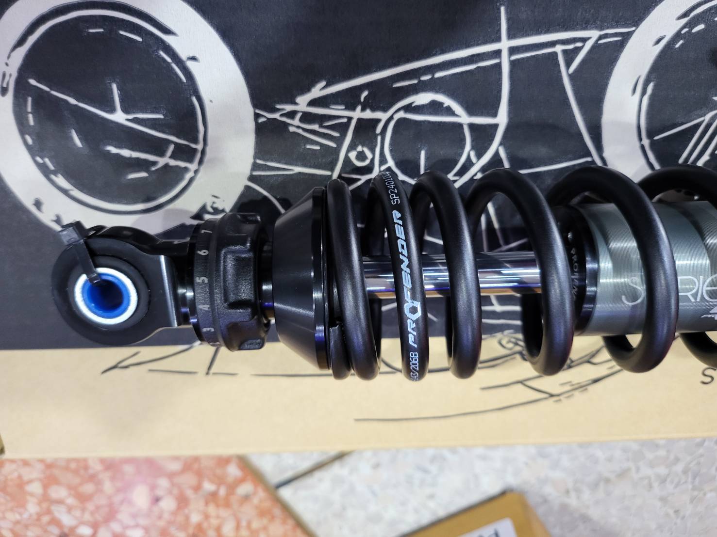 โช๊คหลัง profender X Series Honda Giorno 125 มีสีดำ และสีแดง ราคา 7,140 สินค้ารับประกัน 2 ปี