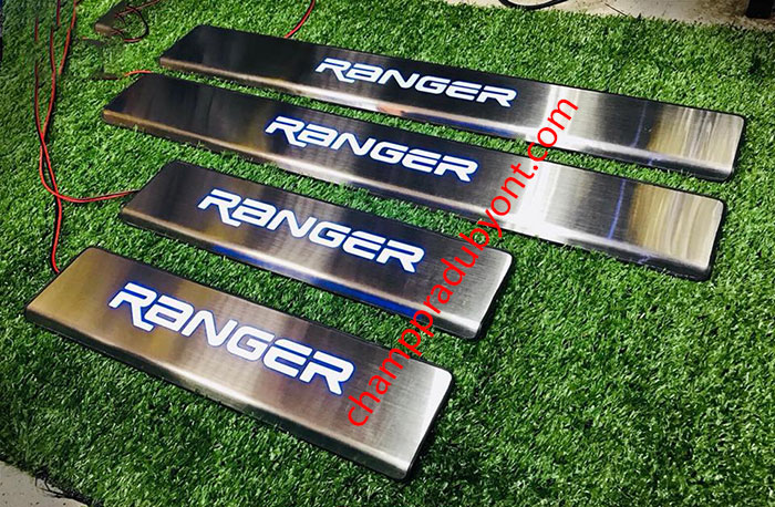 ชายบันไดสแตนเลสมีไฟ FORD RANGER 12-15 แสงสีฟ้า