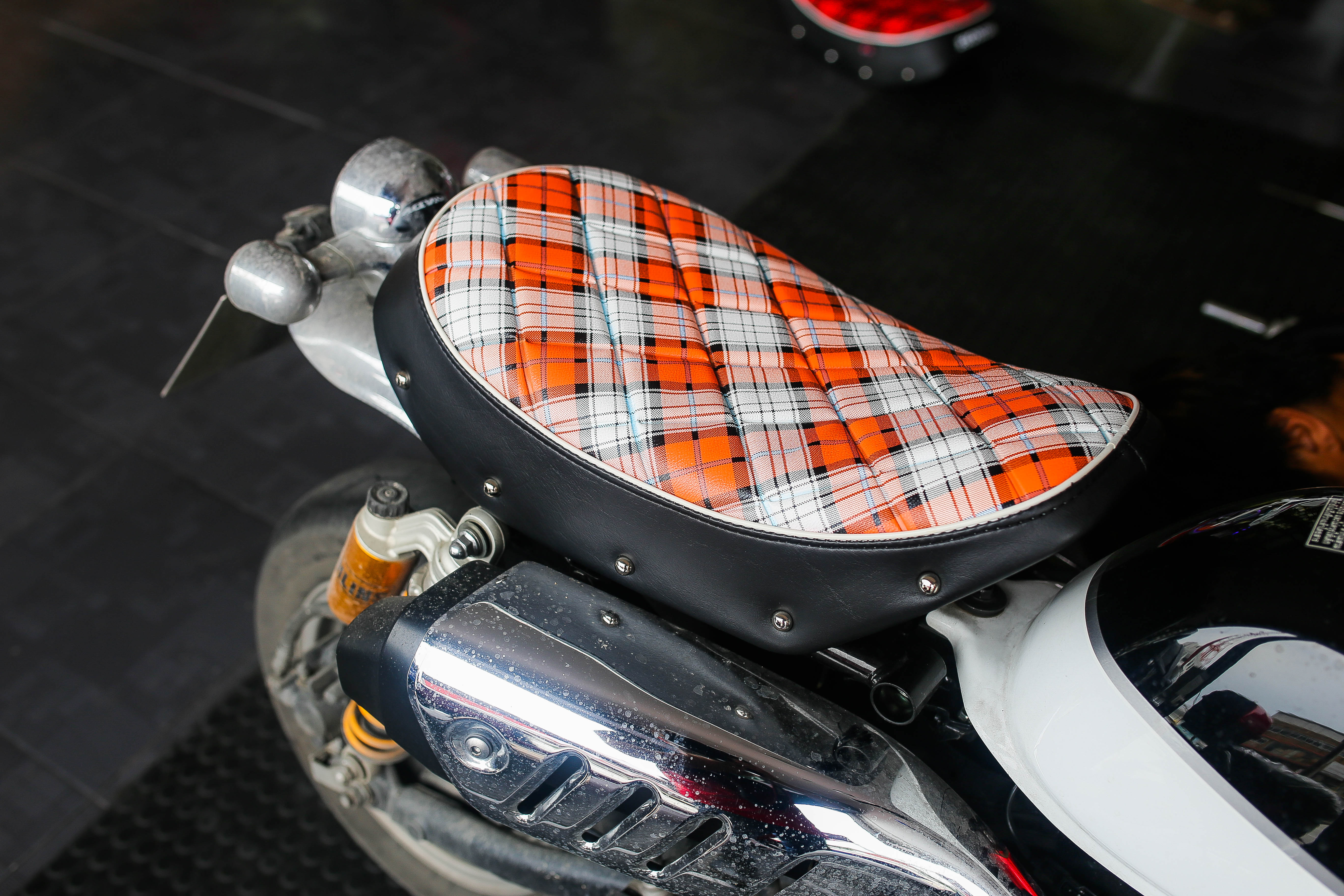 เบาะแต่ง หน่อยวัดด่าน Honda Mankey 125 ลายสก็อตแดง-ส้ม ราคา2800