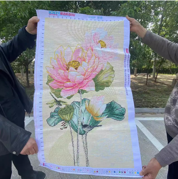 bua-1123 *สินค้าหมด* ชุดปักครอสติช ลายช่อดอกบัว (ปักเต็มผืนผ้า ไม่มีเดินเส้น ผ้า11CT พิมพ์ลาย มีประกาย ปัก 3 เส้นเล็ก) ขนาด 52*88 ซม.ผ้าครอสติช 11CTพิมพ์ลายปักบนผ้า ไหมคอตตอน 40 สี ผังลาย เข็ม