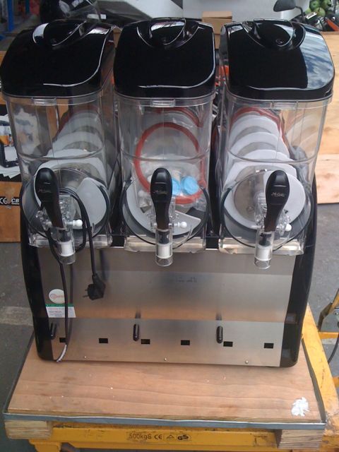 เครื่องจ่ายปั่นน้ำผลไม้เกล็ดหิมะ สเลอบี้ 12ลิตร 3โถ 1280w