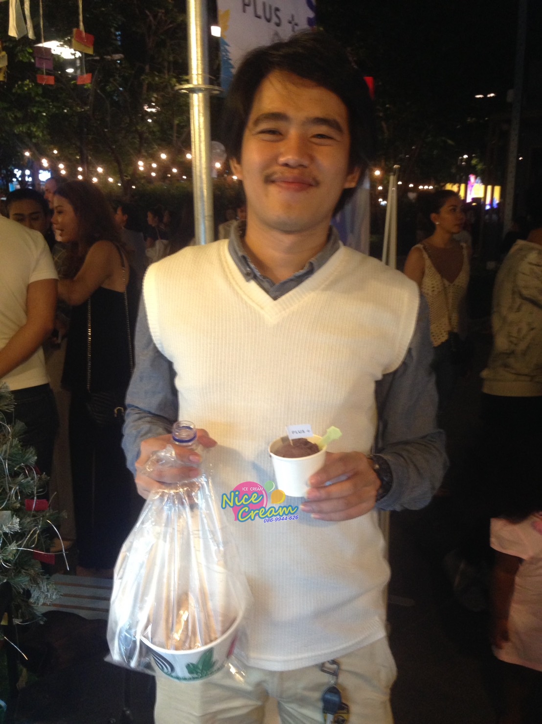 อกงานแจกไอศครีมในนาม บริษัท พลัส พร็อพเพอร์ตี้ จำกัด @ Habito mall วันที่ 16-17 ธ.ค. 2560 งาน Sansiri Market Fest