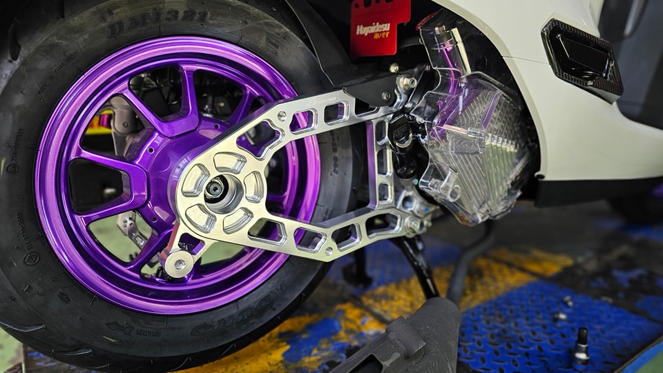 สวิงอาร์ม JS Giorno125 มีสีเงิน-ดำ ชุดละ3500