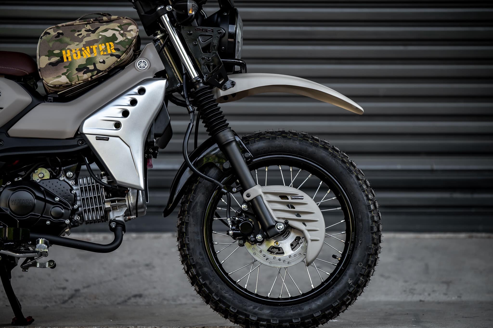 PG-1 1.) ครอบไฟหน้า Headlight cover. 1,590฿ 2.) ครอบไฟเบรค Rear brake light cover. 1,290฿ 3.) ชิวหน้า V1 Headbrand Windshield V1 1,590฿ 4.) กาบ อกบังหัวฉีด Side fairing cover. 1990฿ 5.) กันลาย V1 Mid frame protector. 1990฿ 6.) ชุดบังโคลนหน้าScrambler Full