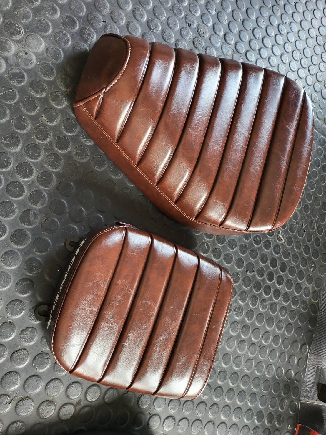 เบาะหน้าหลัง HONDA C125 หน่อยวัดด่าน มี2ลาย สีแดง ดำ น้ำตาล ชุดละ3500