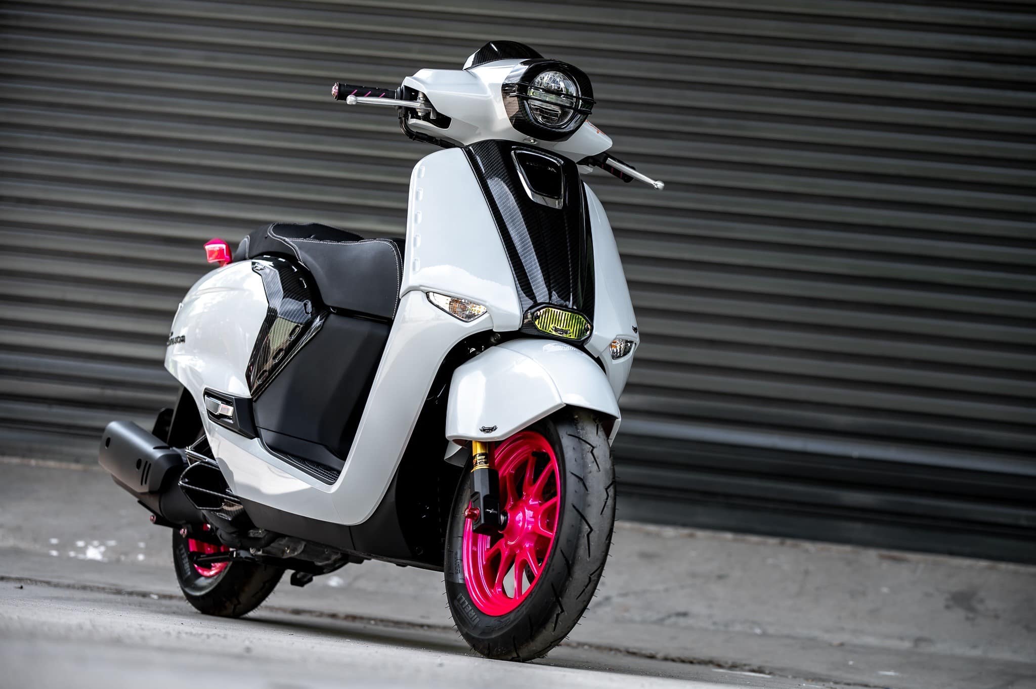 ฝาครอบไฟหน้ากระจัง2ซี่ ASURA Giorno+ สีดำเงา ราคา 1200