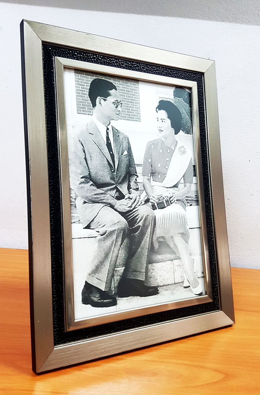 รูปในหลวงรัชกาลที่ 9 พร้อมพระราชินี ทรงแย้มพระโอษฐ์แห่งความรักซึ่งกันและกัน ที่สุดของความคลาสสิค