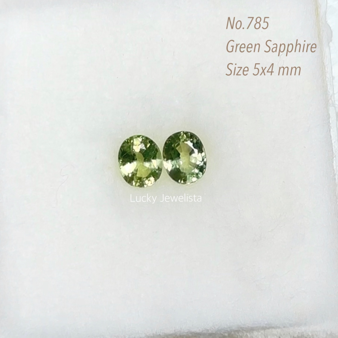 พลอยเขียวส่อง บางกะจะ Green Sapphire เซตคู่ สีเขียวอ่อน น้ำหนักรวม 1 กะรัต ทรงไข่ 1