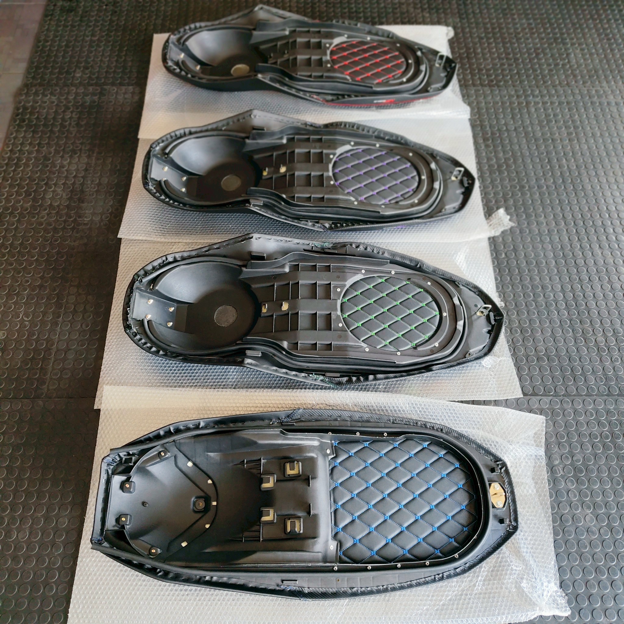 เบาะเทียมแท้100%ทรง 2 ตอนบาง Xmax300/Forza350 พร้อมใส่เลยมี 4 สี ด้ายสีอื่นสั่งได้นะคะ สามารถใส่หมวกเต็มใบได้ 1 ใบค่ะ