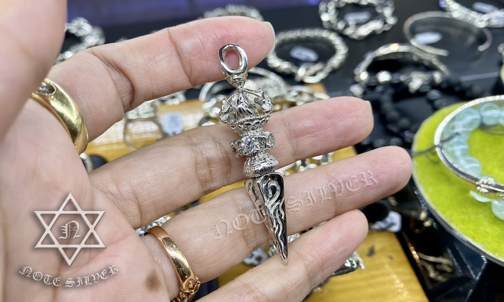 จี้วัชระทองขาว ฝังเพชร ปลายหอกแหลม 𝟏𝟖𝐊 𝐖𝐡𝐢𝐭𝐞 𝐆𝐨𝐥𝐝 NSWG2905