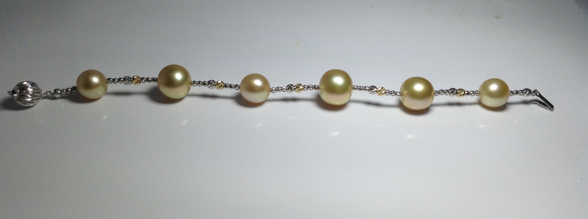 สร้อยข้อมือไข่มุก south sea 9-10 มิล และ 11-12 มิล สีทอง ร้อยสลับกับเม็ดทองขาว 18k