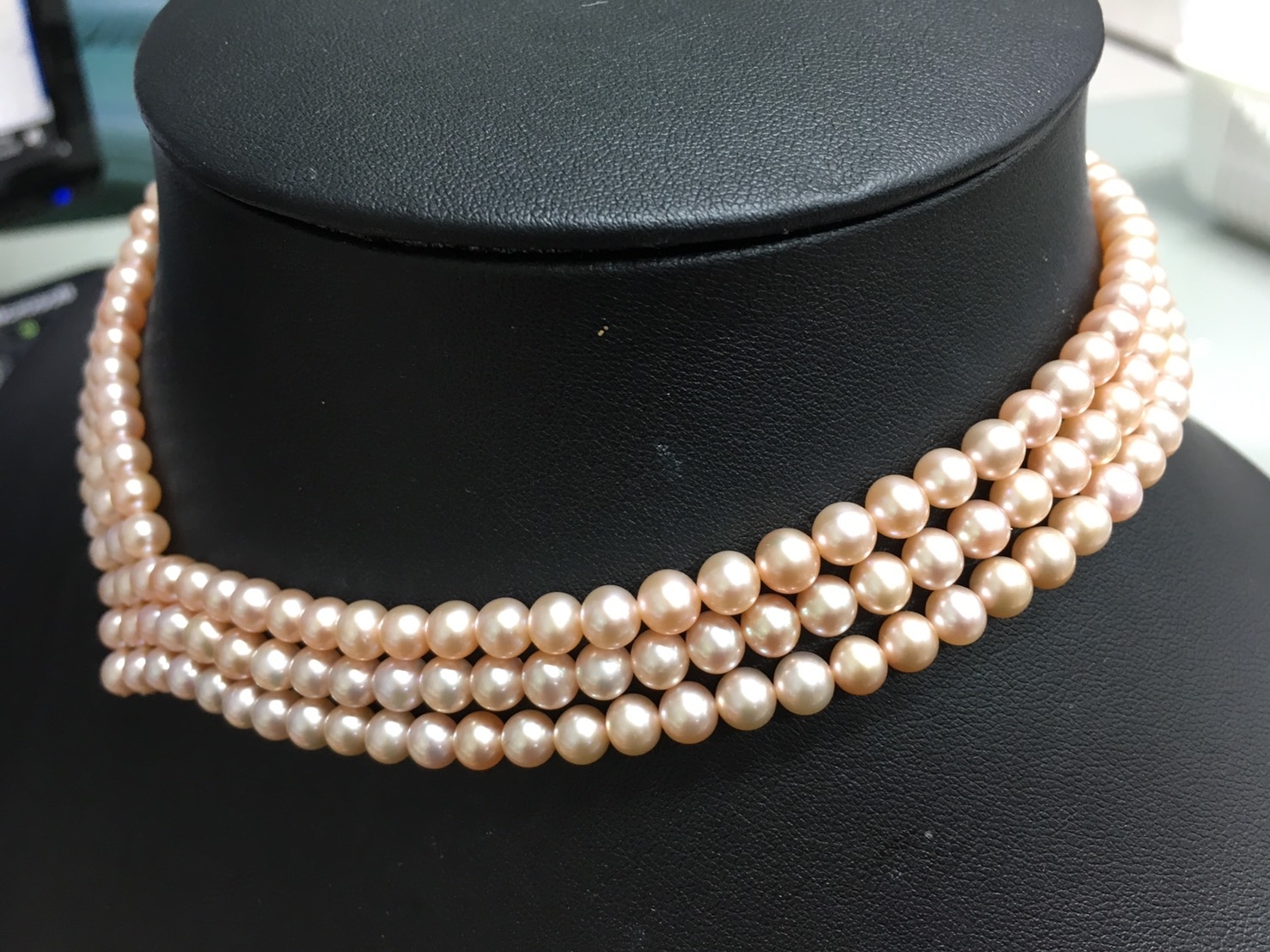 สร้อยคอไข่มุกแท้ ขนาด 5-6 มิล กลม สีส้มโอรส ร้อยดีไซน์แบบสาน 3 ชั้น