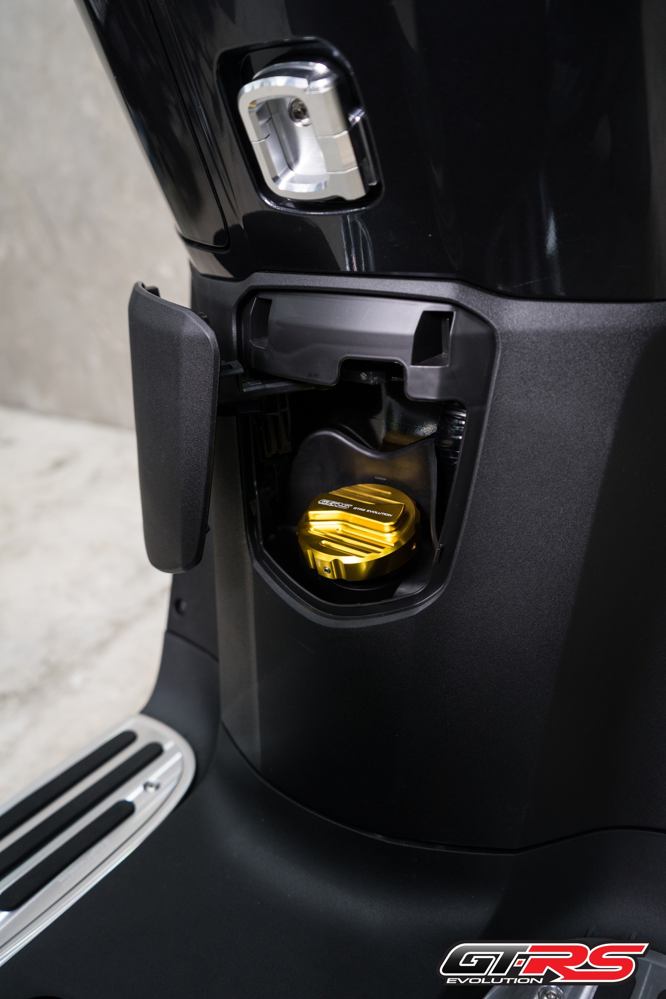 ฝาครอบฝาถัง GTRS GIORNO+/ADV/AEROX/FORZA/PCX/ZOOMER-X - เงิน- แดง - ทอง- ดำ- น้ำเงิน ราคา 450 บาท/ตัว