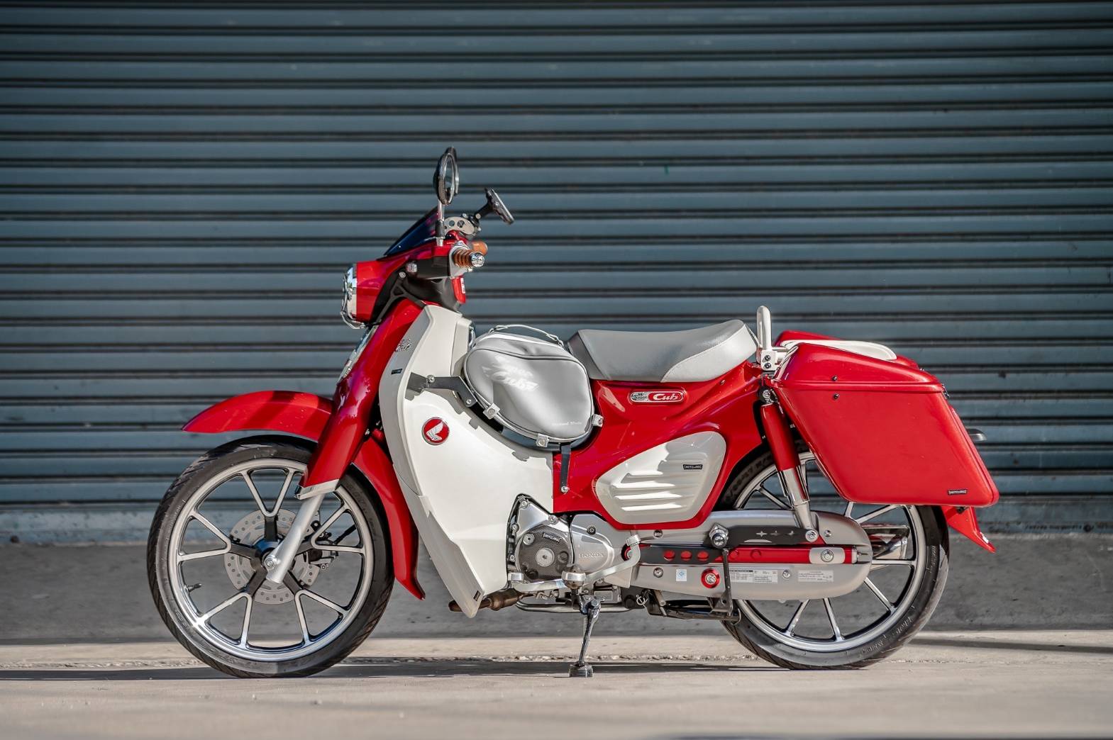 กระเป๋า C125 MotoLordD HONDA C125 ราคา 990 มีสีเทา ครีม แดง ดำ