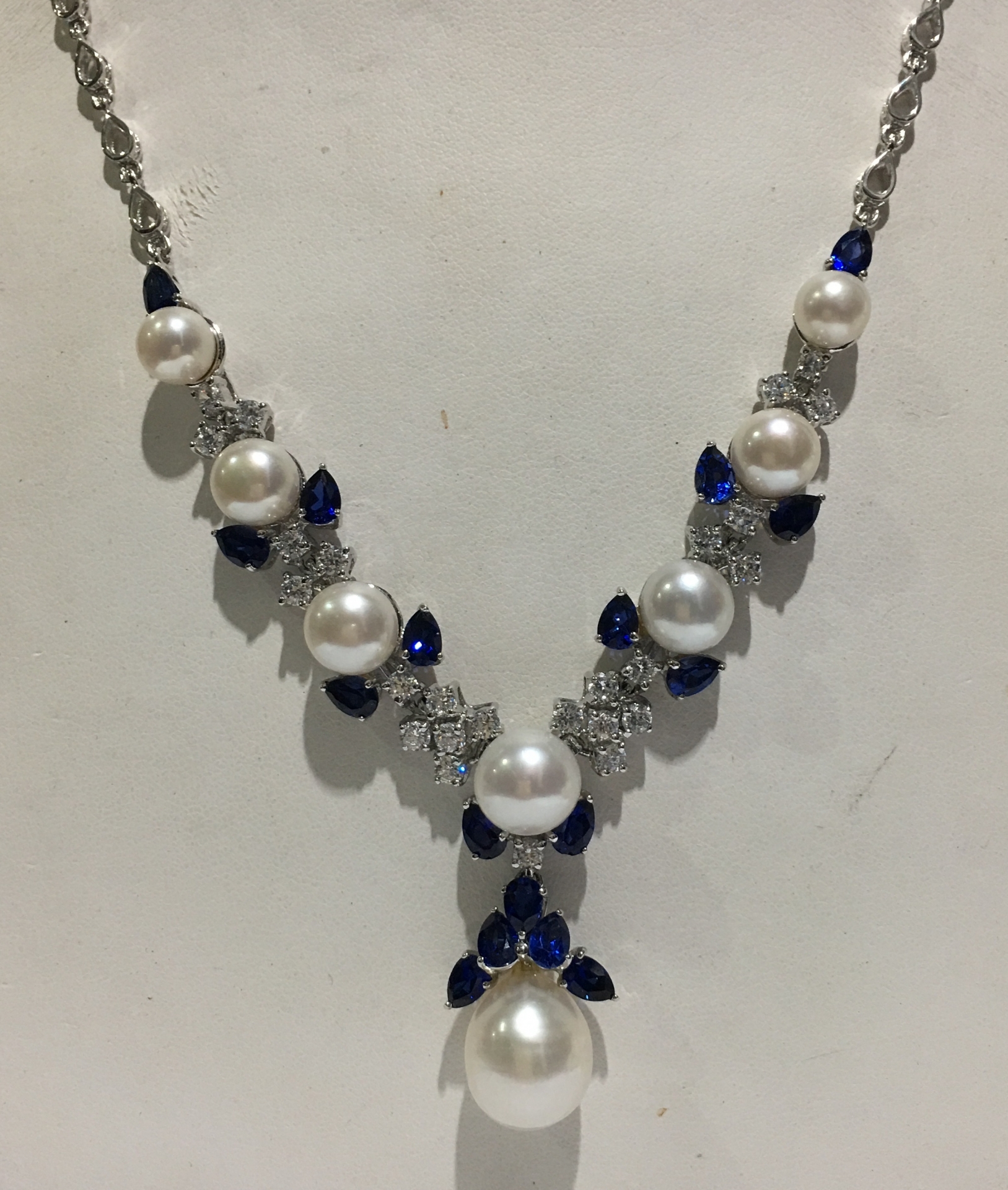 สร้อยคอไข่มุกแท้ แบบขึ้นตัวเรือน ประดับด้วยเพชรสวิท