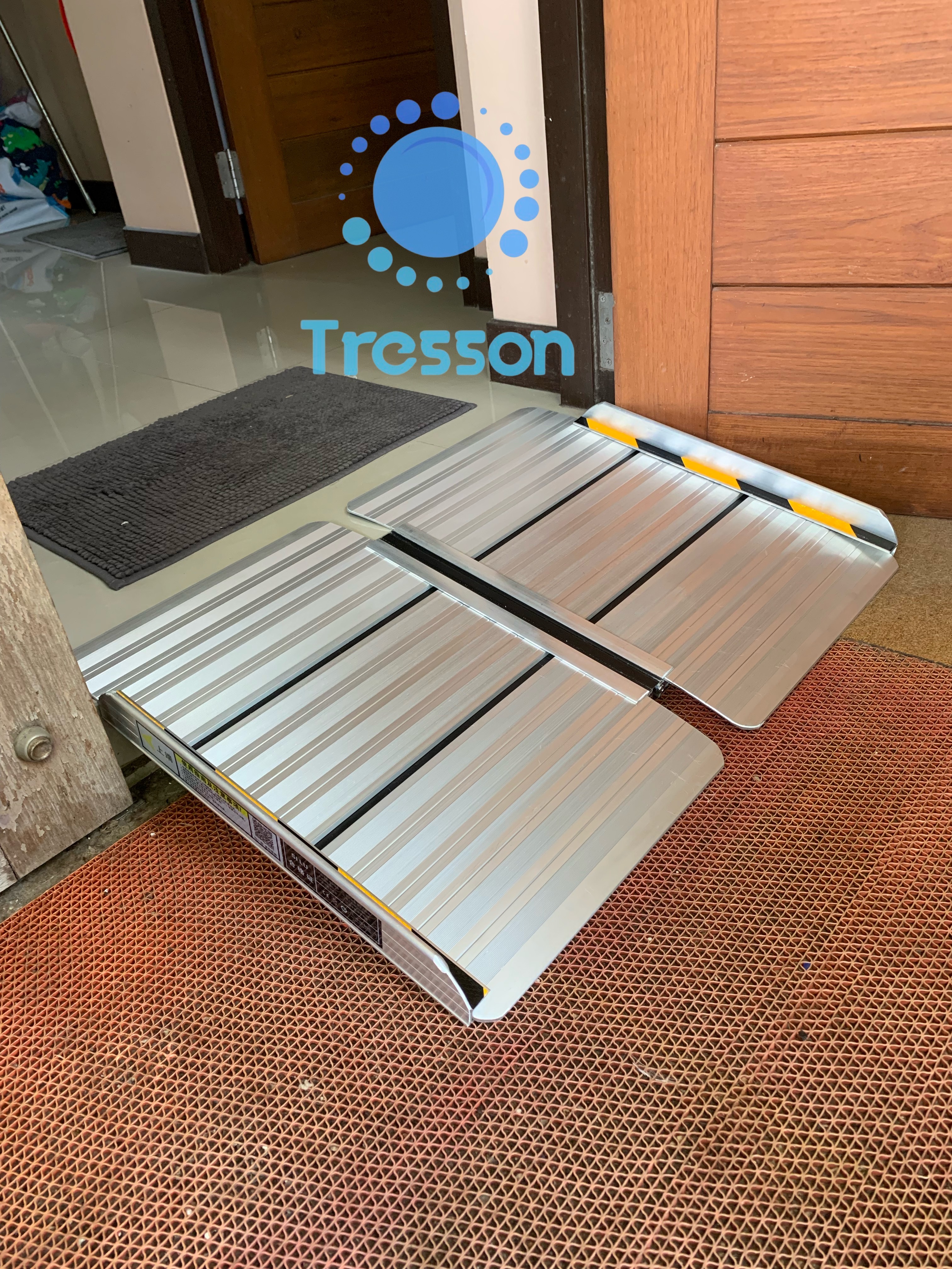 ทางลาดรถเข็นอลูมิเนียม ยาว 56 ซม. กว้าง 75ซม.นน.5.4 กก.รับนน.300kg.พกพา พับได้ ใช้ได้ถึงความสูงสุด 15 cm ** สินค้าขายดี *มีของพร้อมส่ง*-Aluminium Ramp 56cm.x75x5.5 cm 5.4kg