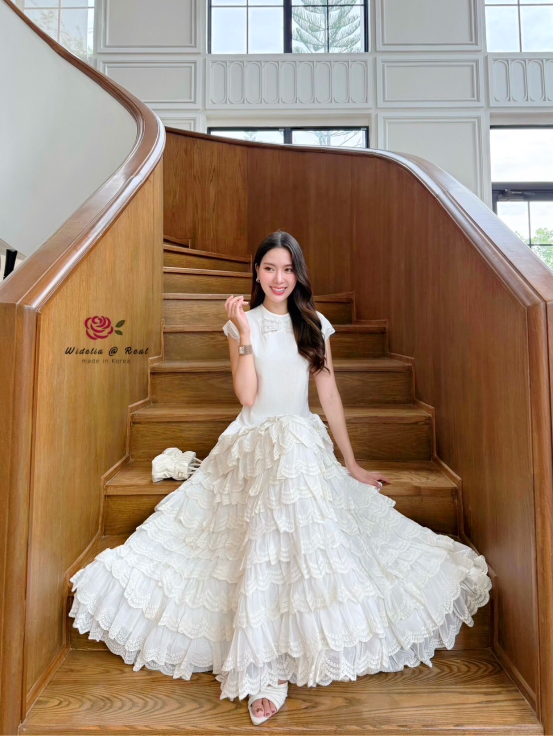 Landmee Maxi dress แม็กซี่เดรสสีขาวแขนกุดตัวยาว คอแต่งลูกไม้รูปโบว์