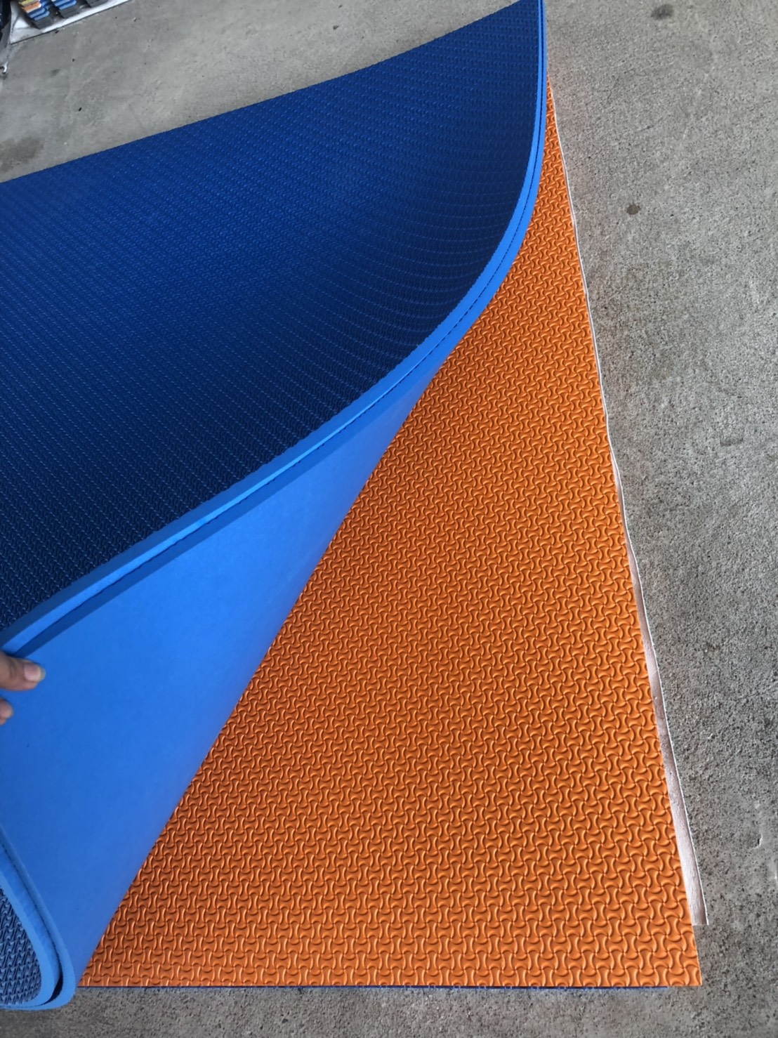 แผ่นยาง หนา 6 mm.สีสดใส ขนาด 130X240 cm.