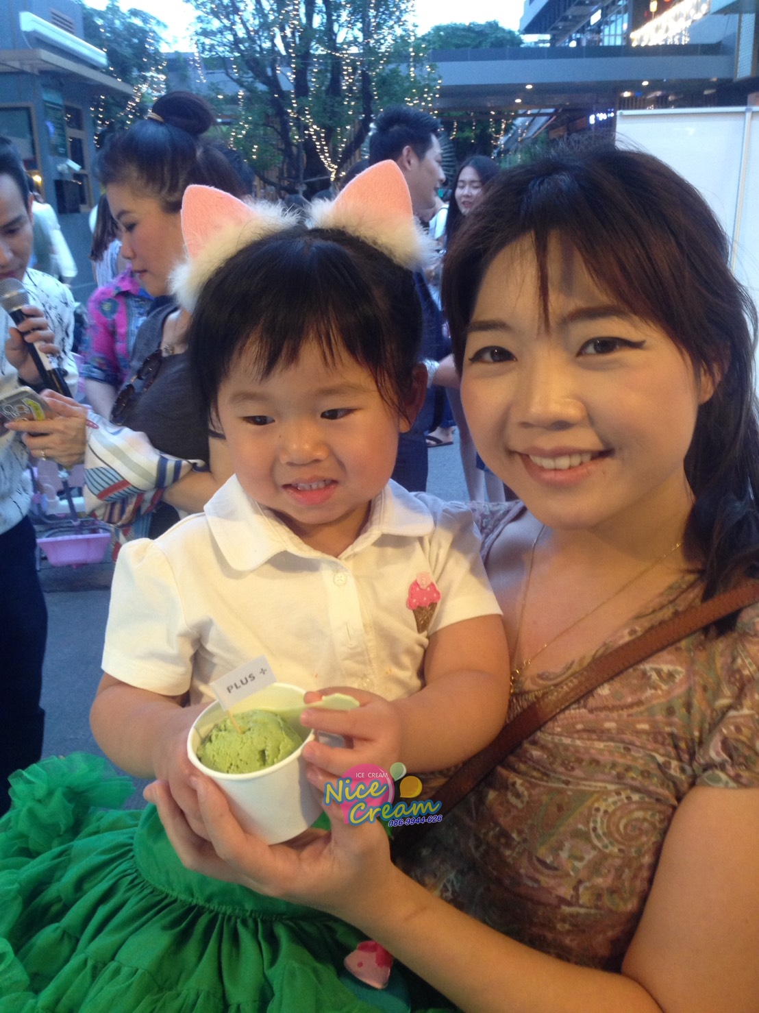 อกงานแจกไอศครีมในนาม บริษัท พลัส พร็อพเพอร์ตี้ จำกัด @ Habito mall วันที่ 16-17 ธ.ค. 2560 งาน Sansiri Market Fest