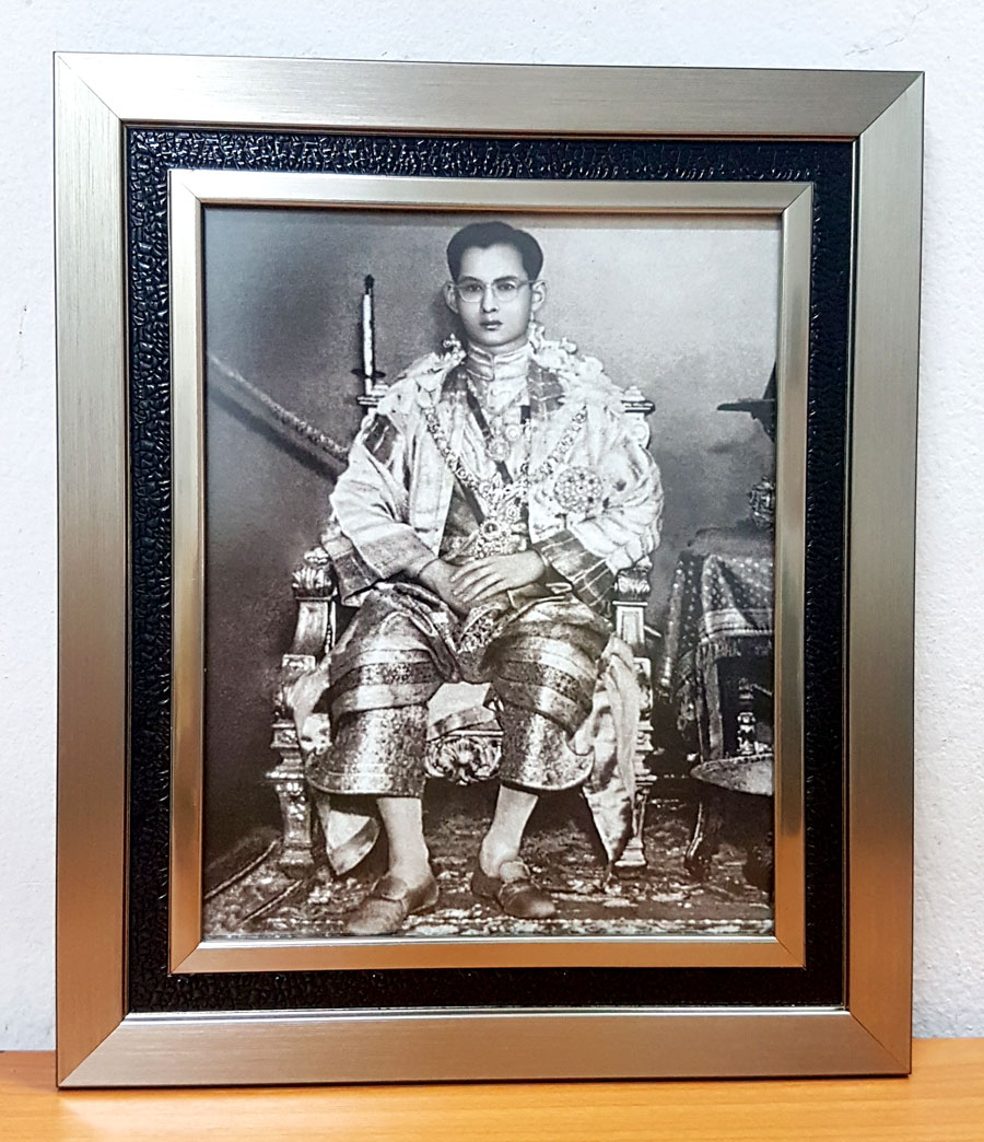 รูปในหลวงรัชกาลที่ 9 ทรงพระยศประทับนั่ง ที่สุดของความคลาสสิค กรอบรูปในหลวง