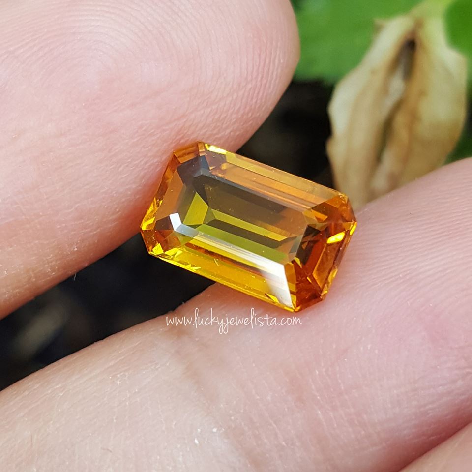 พลอยบุษราคัม บางกะจะ Yellow sapphire สีน้ำทอง ทรงสี่เหลี่ยมตัดมุม น้ำหนัก 2.5 กะรัต