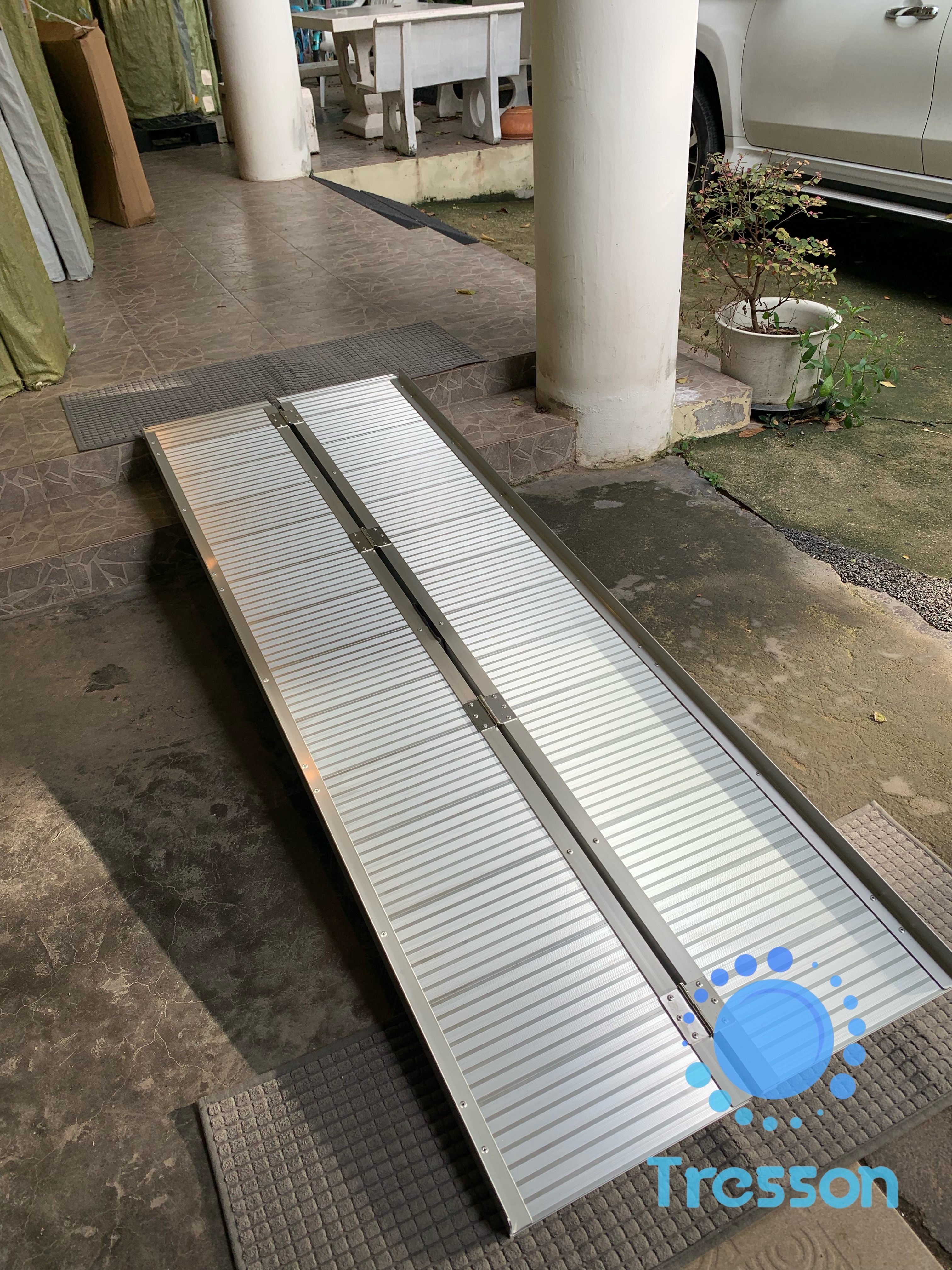 ทางลาดรถเข็นอลูมิเนียม รุ่นประหยัด ยาว7ฟุต กว้าง73ซม.นน.18.3kg พกพา พับได้ ใช้ได้กับความสูงถึง 61ซม.รับนน.275 kg