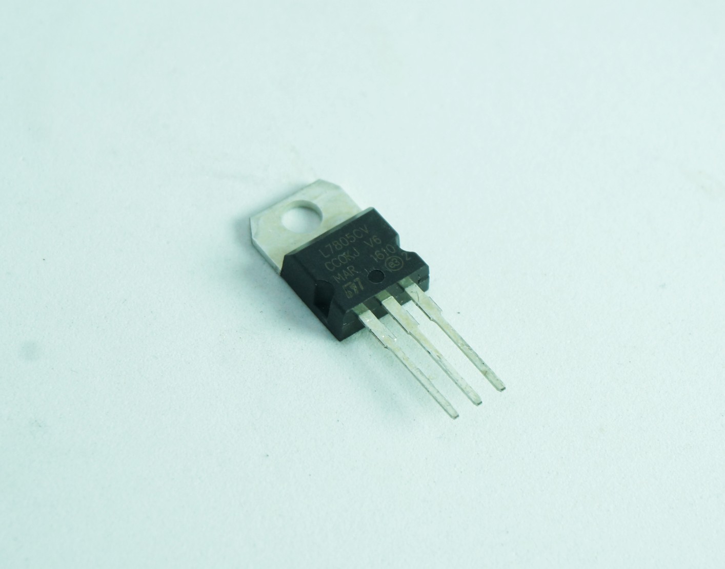7805 5V voltage regulator