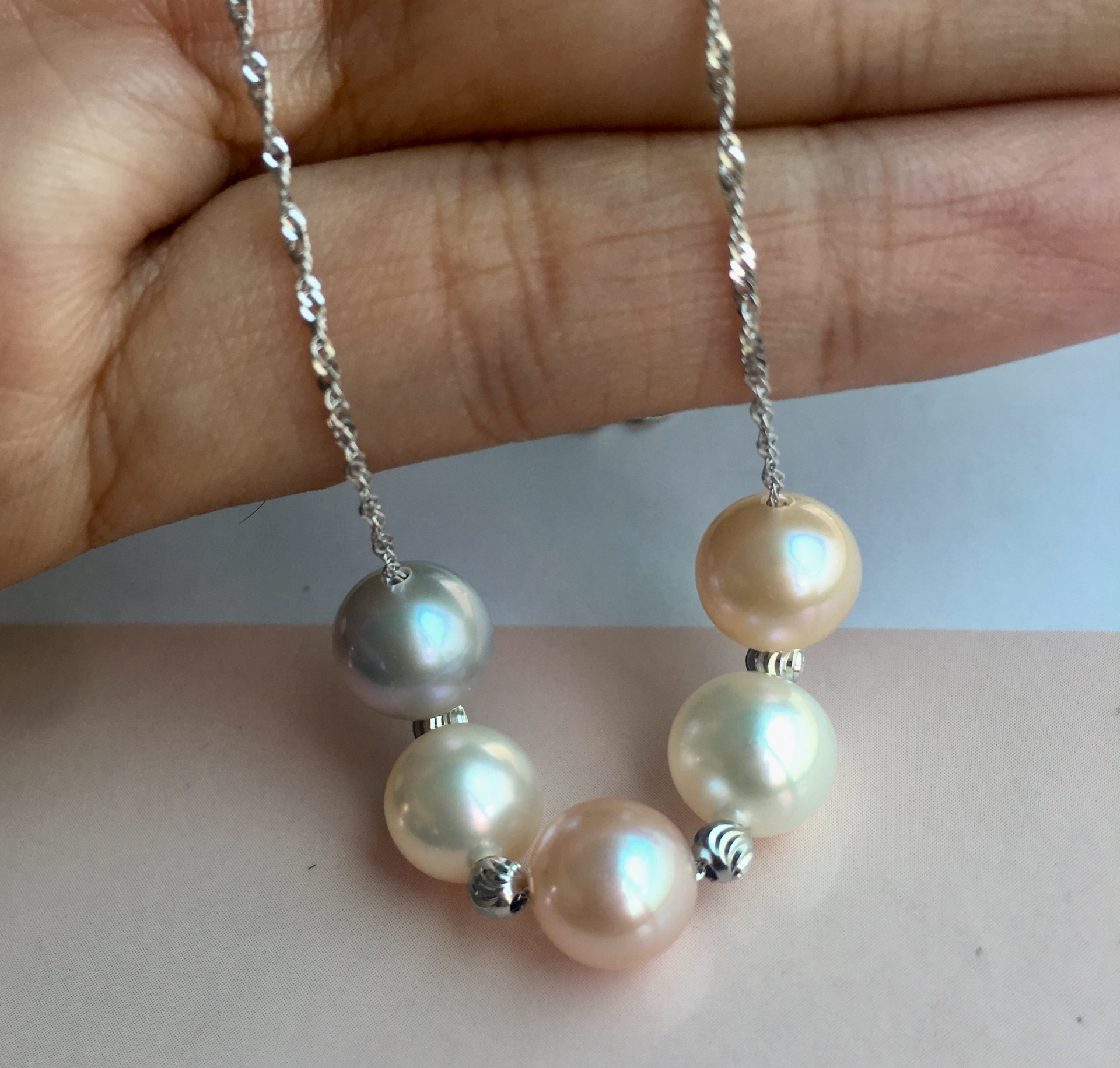 สร้อยทอง tin cup 18k ร้อยด้วยมุกขนาด 8-9 มิล จำนวน 5 เม็ด คละสี เกรด AAA