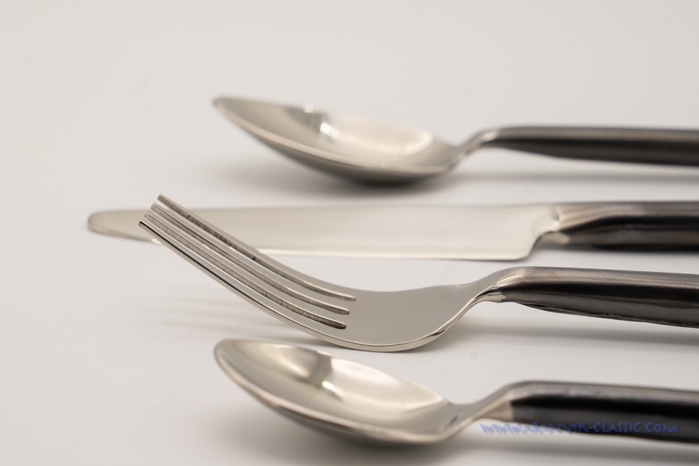 ช้อน ส้อม มีด 4 ชิ้น ลาย Balck roll