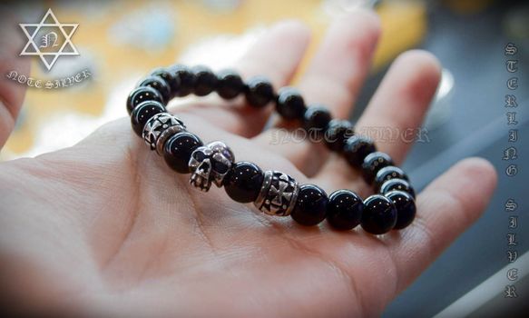 ข้อมือหินแบล็กทัวร์มาลีนสีดำ 8mm Black Tourmaline ประดับชาร์มหัวกระโหลกตาฝังนิล คั้นโดนัดขั้นหินลาย Iron cross Sterling Silver 925 NSSV2769