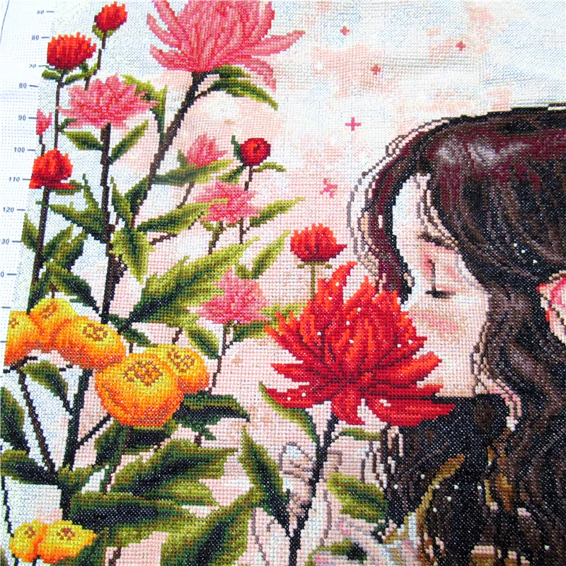 girl-1101 *สินค้าหมด* ชุดปักครอสติช ลายสาวน้อยกับดอกไม้ (ปักเต็มผืนผ้า ไม่มีเดินเส้น ผ้า11CTพิมพ์ลาย ปัก 3 เส้นเล็ก) ขนาด 53*72 ซม.ผ้าครอสติช 11CTพิมพ์ลายปักบนผ้า ไหมคอตตอน 37 สี ผังลาย เข็ม