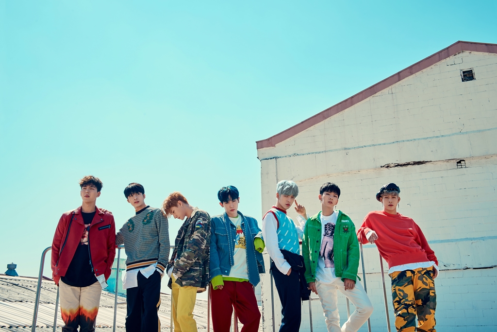 [PRE-ORDER] {อัลบั้มไซน์สุ่มเมมเบอร์ 1 คน} MONSTA X - 1st Album Repackage "SHINE FOREVER" (THE COMPLETE X-CLAN VER.)