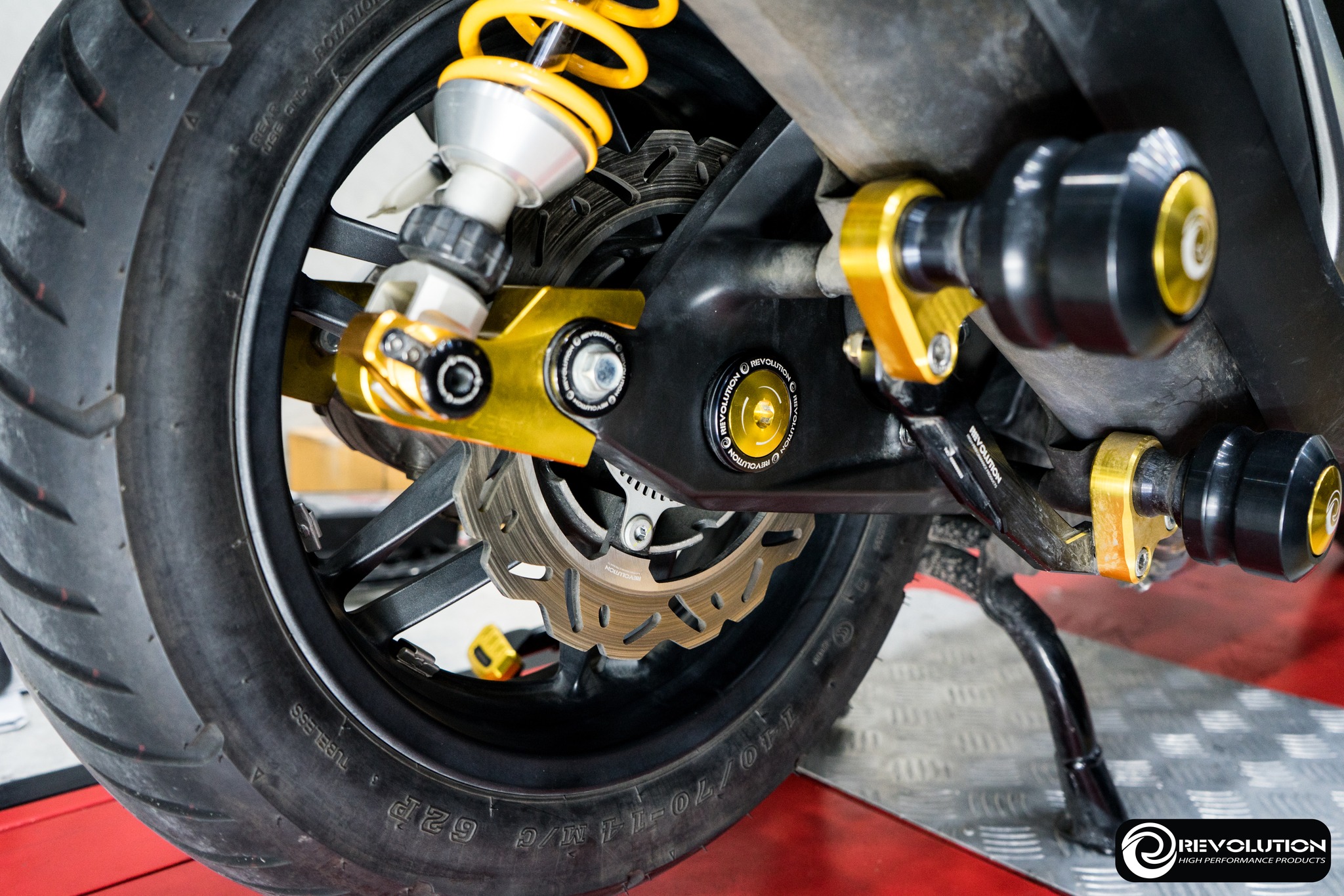 บู๊ชรองน็อตยึดล้อหลัง REVOLUTION V2 ADV-350/FOR-300,350NEW/X-MAX300 (BB)