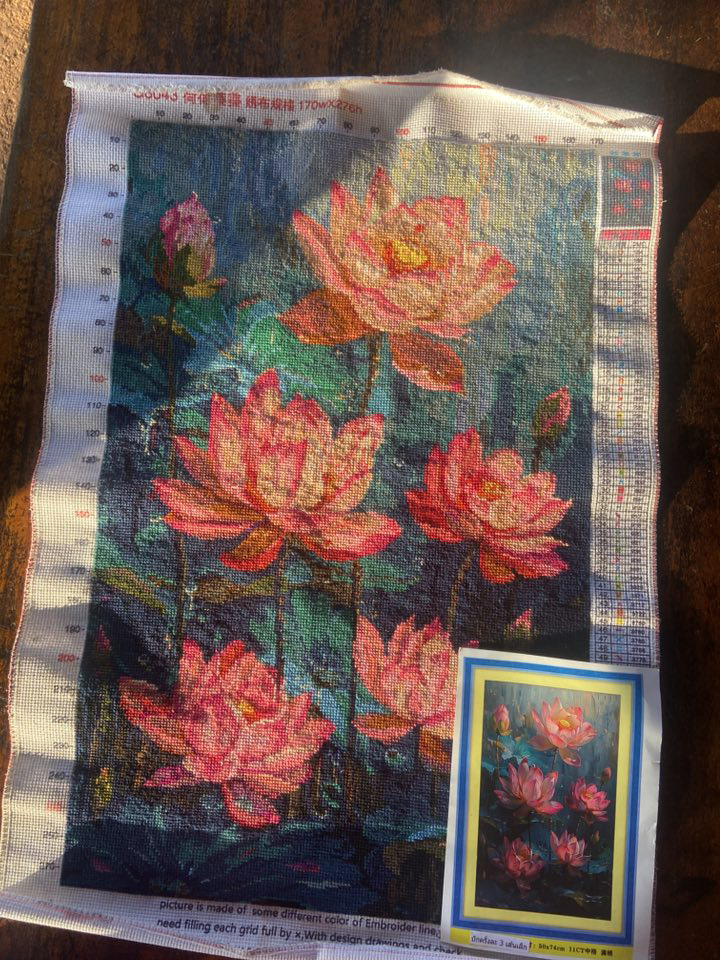 bua-1010 *พร้อมส่ง* ชุดปักครอสติช ลายภาพวาดบึงบัว (ปักเต็มผืนผ้า ไม่มีเดินเส้น ผ้า11CT พิมพ์ลาย มีประกาย ปัก 3 เส้นเล็ก) ขนาด 50*74 ซม.ผ้าครอสติช 11CTพิมพ์ลายปักบนผ้า ไหมคอตตอน 61 สี ผังลาย เข็ม