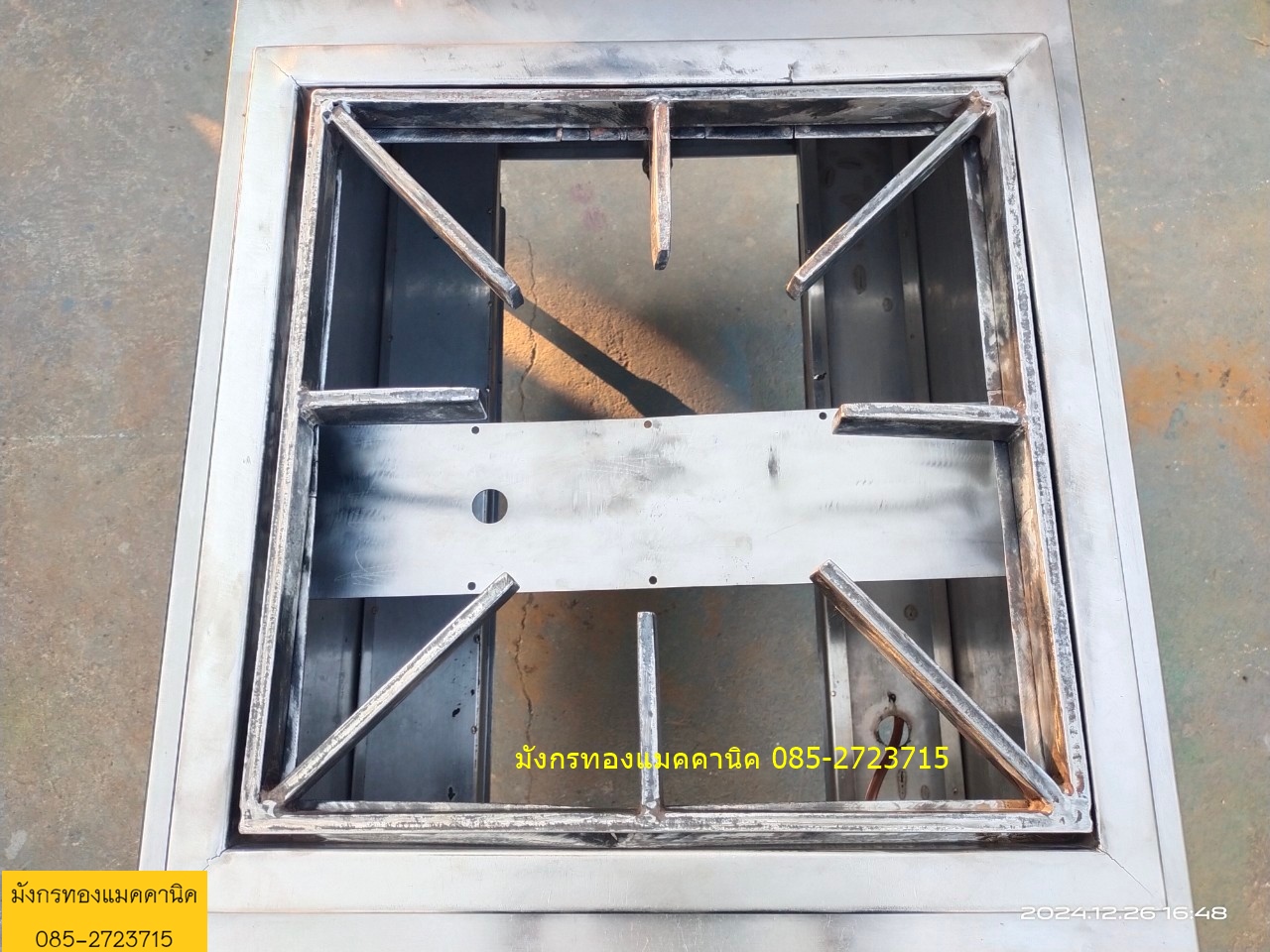 เตาซุปทรงเตี้ย มีปีกหลัง วัสดุสแตนเลส 304 อย่างหนา ขนาด 50x80x55 ซม. ปีกสูง 105 ซม. วาล์ว Kitz 3 หัว ขาปรับระดับได้