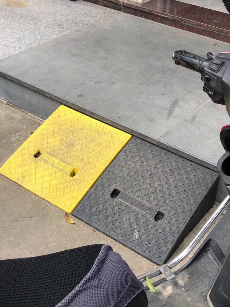 ทางลาดพลาสติกสีดำ สำเร็จรูป สูง 19 cm ลึก 50 cm / ยาว 50cm หนัก 3.9 kg รับน้ำหนักรถยนต์ได้ 2 ตัน - Plastic Ramp 19x50x50 cm