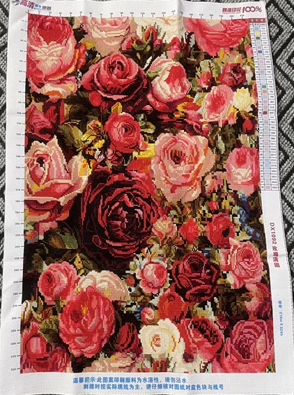 rose-1035 *สินค้าหมด* ชุดปักครอสติช ลายสวนกุหลาบ (ปักเต็มผืนผ้า ไม่มีเดินเส้น ผ้า9CTพิมพ์ลาย มีประกาย ปักครั้งละ 4 เส้นเล็ก) ขนาด 60*80 ซม.ผ้าครอสติช 9CTพิมพ์ลายปักบนผ้า ไหมคอตตอน 32 สี ผังลาย เข็ม